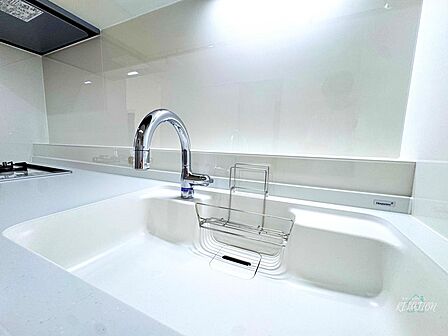 キッチン水栓と浄水器が一体化しているため、別途浄水器を設置する必要が無く、キッチンの作業スペースを広く使うことが可能です!