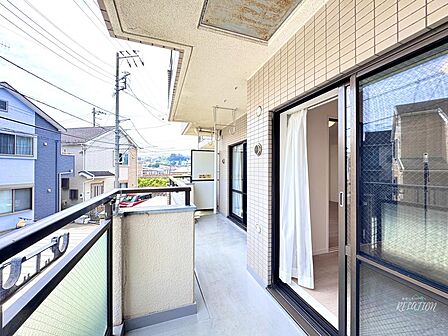 南東向きバルコニーで日当たり良好!2階ならではの心地よい風が抜け、外からの視線も気になりません。目の前に広がる閑静な住宅街の開放的な眺望を楽しみながら、プライベートで穏やかな時間を過ごせます。
