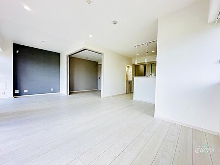 ※同施工会社施工例　陽当たりの良いリビングは、明るさが心地よい居住空間を作り出します。光に包まれることで、日々の疲れを癒し、ポジティブな気持ちになれる場所です♪