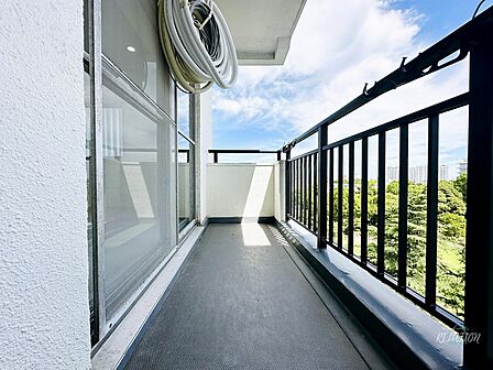 ※同施工会社施工例　バルコニーに出ると一面に青空が広がり、自然の光を感じながら、気持ち良い時間を過ごすことができます！思わず深呼吸したくなりますね♪