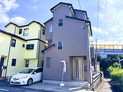 外観：落ち着きのあるグレイッシュパープルの外壁に、引き締め効果のあるダークカラーの屋根とサッシが美しく映え、モダンで洗練された印象へと生まれ変わりました。