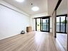 室内：東向き住戸ならではの気持ちの良い朝光が室内を満たします。早朝の澄んだ空気を感じながら目覚め、海辺の清々しい風を取り込む健康的なライフスタイルが叶います。