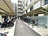 その他：屋根付きの駐輪場は、大切な自転車やバイクを雨や風から守り、長く美しい状態を保つことができます。また、建物内の駐輪場は防犯面でも安心の環境を提供します。