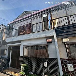 外観:陽当り良好な南向きの中古戸建前面道路に面した南向きの住まいで、1階・2階ともに自然光が心地よく差し込みます。周辺は落ち着いた平坦な街並みで、徒歩圏内に駅や利便施設が揃う好立地です。 外観:陽当り良好な南向きの中古戸建前面道路に面した南向きの住まいで、1階・2階ともに自然光が心地よく差し込みます。周辺は落ち着いた平坦な街並みで、徒歩圏内に駅や利便施設が揃う好立地です。