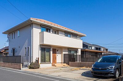 外観:2019年5月築の軽量鉄骨造2階建て住宅です。約21.08帖あるLDKは庭に繋がっております。また、各居室にはクローゼットも完備!大容量の収納を設けた収納豊富な間取りです。 外観:2019年5月築の軽量鉄骨造2階建て住宅です。約21.08帖あるLDKは庭に繋がっております。また、各居室にはクローゼットも完備!大容量の収納を設けた収納豊富な間取りです。