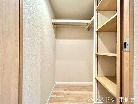 ウォークインクロゼットがあり、棚付きで小物の収納にも便利です♪※AIによる画像処理を施しています（小物消去）
