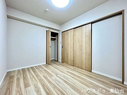 白×木目の組み合わせで、飽きのこないデザイン。