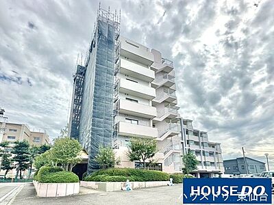 外観：南東向きで日当たり良好の新規リノベ物件。83m2のゆとりある3LDKに、WIC・FC・全室収納など収納計画が充実。小学校・スーパー徒歩5分内の生活便利な立地。