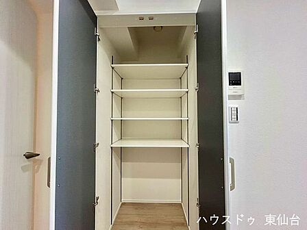 リビングには棚付きの収納♪空間を有効に使えますね♪