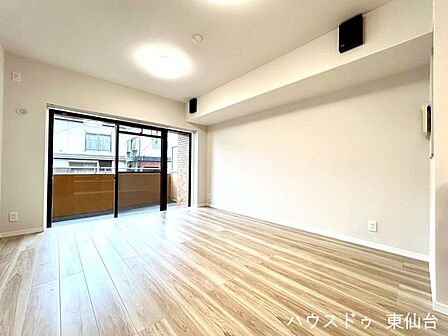 大きな窓から採光が取れ、明るく快適な居住空間を実現しています