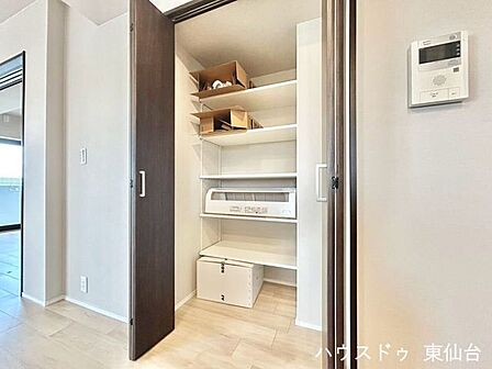 買い置きのストックをしっかり収納でき、まとめ買い派のご家庭にも便利です
