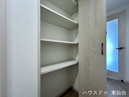 外出・帰宅動線と相性バッチリの収納。