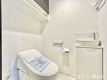タンクレスのため別個で手洗い場を設けたトイレ♪衛生的かつおしゃれです