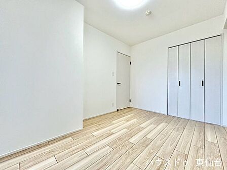 ナチュラルテイストの建具で、どんなインテリアにも馴染みます。