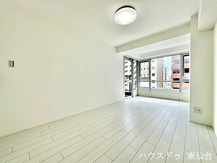 南向きの採光が心地よく、朝の目覚めが快適な居室。