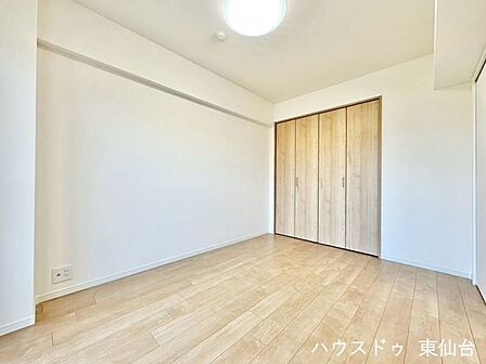 主寝室にちょうど良い広さで、収納も確保された使いやすい一室