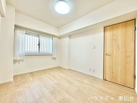主寝室にちょうど良い広さで、収納も確保された使いやすい一室