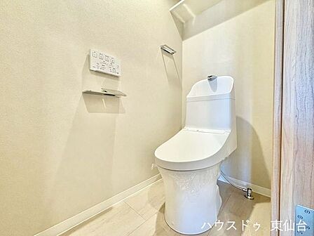 トイレはシンプルなデザインでお掃除もしやすそうです♪