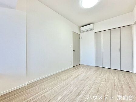 主寝室にちょうど良い広さで、収納も確保された一室