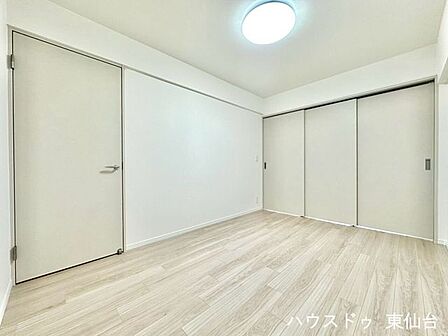 シンプルで家具の配置もしやすい洋室。