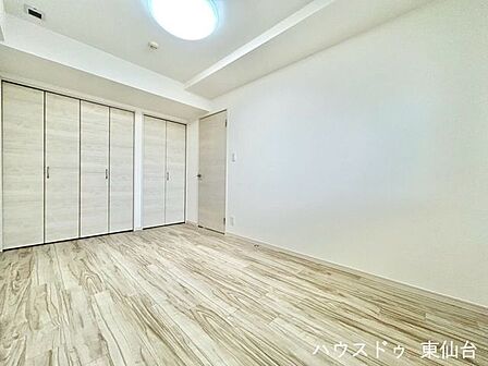 主寝室として使いやすい広さで、ベッドや収納家具の配置がしやすい。