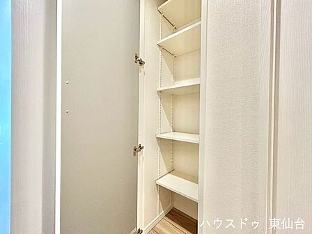 ちょっとした物をさっとしまえる、気の利いた収納スペース