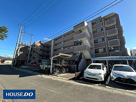 水回り・内装・建具まで全面リフォーム済の4LDK。南東2面バルコニーで陽当たり良好、LDK20帖超のゆとりある住まいです。近隣駐車場1台確保済で、生活利便性も高いマンションです。