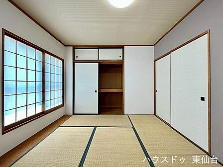 障子越しのあたたかい光が癒しの和室です