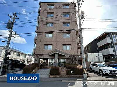 外観：南向きの明るい住まいで、前面に建物がなく開放感があります。室内はデザイナーズ仕様で、そのまま気持ちよくお住まいいただけます。広いバルコニーやWICなど、暮らしやすさを重視した造りも魅力です