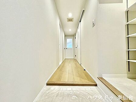 シンプルで美しい玄関が、暮らしの始まりを心地よく演出します