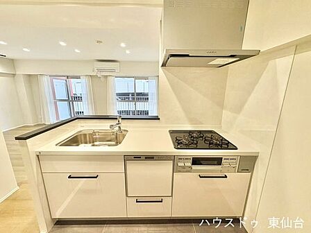 カウンターキッチンなので家族の会話が弾み、忙しい朝の準備もスムーズにこなせます