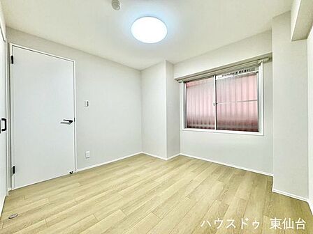 ゆったりとした広さの主寝室は、1日の疲れをしっかり癒せる落ち着いた空間です。