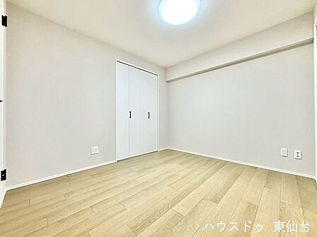 シンプルな間取りで家具配置もしやすいお部屋。