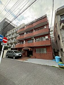 外観：周辺の街並みに調和する、ブラウン基調の外観です。