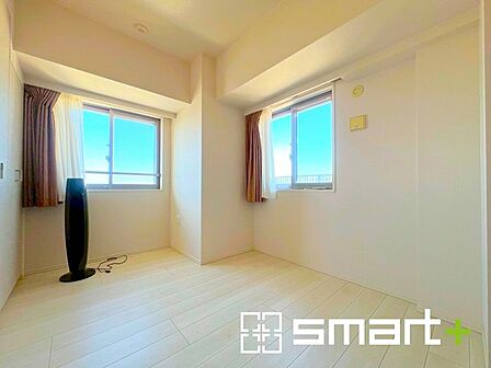 ～2面採光の明るいお部屋～ ・洋室は2面採光とする事で穏やかな陽の入る明るい空間となっております。 ・くつろぎのプライベート時間を明るい空間で穏やかにお過ごしいただけます。 