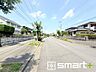 外観：～十分な広さのある前面道路～ ・前面道路は約10ｍございますので、お車でのすれ違いも楽々で余計なストレスがかかりません。 ・日々お車での移動が多い方には大切なポイントですね。  