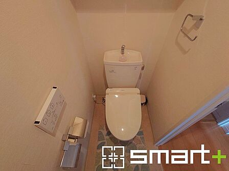～やはり便利なタンク式トイレ～ ・最近はタンクレストイレもございますが、タンク式の場合は停電時もお水を流すことが可能。 ・故障時なども比較的費用が安くなるなど、メリットが多くなります。 