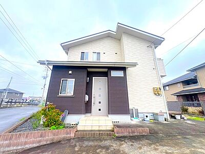 外観: ~存在感のある住まい~ ・どっしりとしたフォルムが印象的で、重厚感のある外観に仕上がっております。 ・落ち着きのあるデザインで、長く愛着を持ってお住まいいただけます。 外観: ~存在感のある住まい~ ・どっしりとしたフォルムが印象的で、重厚感のある外観に仕上がっております。 ・落ち着きのあるデザインで、長く愛着を持ってお住まいいただけます。