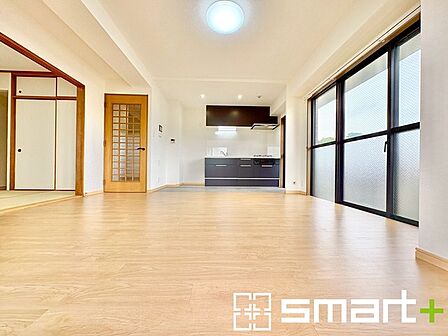 ～窓からはたっぷりの陽光～ ・大きな窓から明るい陽光が舞い込みお部屋全体を心地のよい空間に。 ・明るい空間でくつろぎのお時間をお過ごしいただけます。