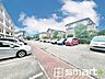 駐車場：～便利な平面駐車場～ ・広い敷地を活かした平面式の駐車場。車の出し入れが楽で利便性に優れます。 ・空き状況などもお気軽にお問い合わせくださいませ。 
