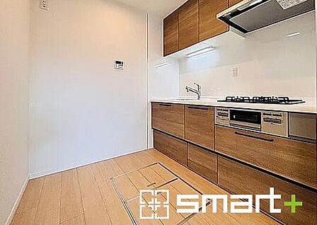 ~リビングを有効活用~ ・キッチンは対面式ではなく壁側にございますので、お部屋の中の空間を有効活用できます。 ・現地ではぜひ家具の配置などもイメージしながらご見学くださいませ。