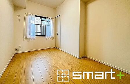 ~収納豊富な洋室~ ・各居室に備え付けの収納をご用意。タンスなどを置く場合と比べ出っ張らないので部屋の中を有効のご活用いただけます。 ・収納の広さなどぜひ現地でご確認くださいませ。