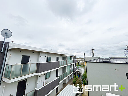 ~バルコニーからの眺望~ ・お部屋の延長として、外の空気を感じながらリラックスできるスペースになりますね。 ・周囲の景色や夕日を楽しむことも魅力のひとつです。