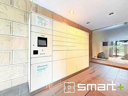 ～不在時も便利な宅配ボックス～ ・マンションエントランスに共用の宅配ボックスをご用意。 ・ネット注文も増えている中、不在時などにもお荷物の受取が可能です。 