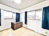 洋室：～2面採光の明るいお部屋～ ・洋室は2面採光とする事で穏やかな陽の入る明るい空間となっております。 ・くつろぎのプライベート時間を明るい空間で穏やかにお過ごしいただけます。 