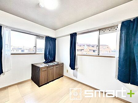 ~2面採光の明るいお部屋~ ・洋室は2面採光とする事で穏やかな陽の入る明るい空間となっております。 ・くつろぎのプライベート時間を明るい空間で穏やかにお過ごしいただけます。