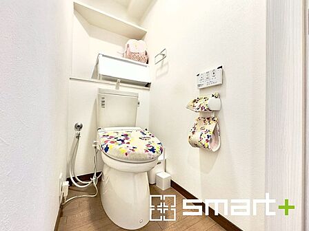 ~やはり便利なタンク式トイレ~ ・最近はタンクレストイレもございますが、タンク式の場合は停電時もお水を流すことが可能。 ・故障時なども比較的費用が安くなるなど、メリットが多くなります。