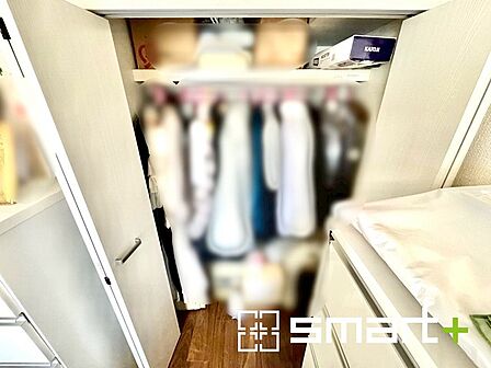 ~充実の収納スペース~ ・衣類をハンガーに掛けたまま収納できるクローゼットは重宝しますね。 ・季節ものや小物類なども整理整頓しやすく生活空間が広がります。