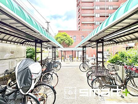 ～敷地内に駐輪場もございます～ ・もちろんですが駐輪場もございますので、自転車をご利用の方もご安心くださいませ。 ・ご内覧の際はぜひ共用部も併せてご確認ください。 