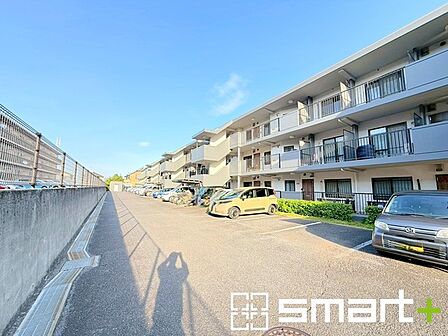 ~便利な平面駐車場~ ・広い敷地を活かした平面式の駐車場。車の出し入れが楽で利便性に優れます。 ・空き状況などもお気軽にお問い合わせくださいませ。